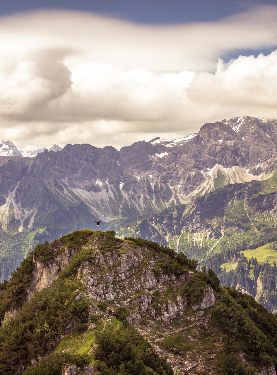 Berg: Auf dem Berg ist die Luft klar und der Blick reicht in endlose Weiten. Ich erweitere meinen Horizont und nehme größere Zusammenhänge wahr. Ich bin offen für neue Einsichten, Ideen und Inspirationen.