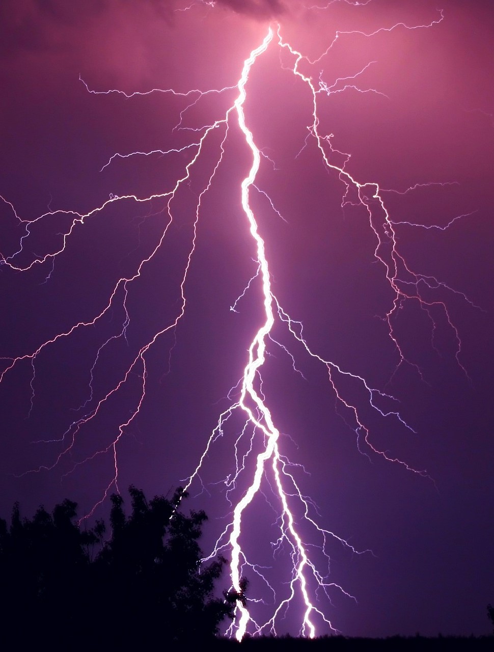 Gewitter: Wenn die Spannung zu hoch wird, entlädt sie sich in einem reinigenden Gewitter. Ich schließe Frieden mit meiner Wut und erlaube mir, sie zu spüren und zum Ausdruck zu bringen. Ich achte darauf, sie nicht gegen andere zu wenden, dann schadet sie niemandem. Alle Gefühle wollen gefühlt werden, damit ihre wertvollen Botschaften wahrgenommen und schließlich in passender Weise umgesetzt werden können.